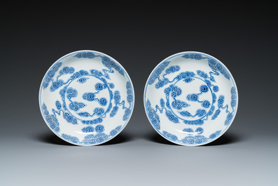 Twee Chinese blauw-witte schotels en drie borden met wolkendecor, 19e eeuw