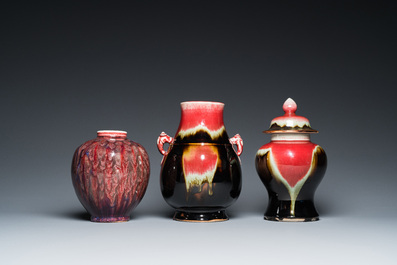 Trois vases en porcelaine de Chine &agrave; &eacute;mail flamb&eacute;, 19/20&egrave;me