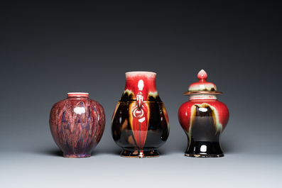 Trois vases en porcelaine de Chine &agrave; &eacute;mail flamb&eacute;, 19/20&egrave;me