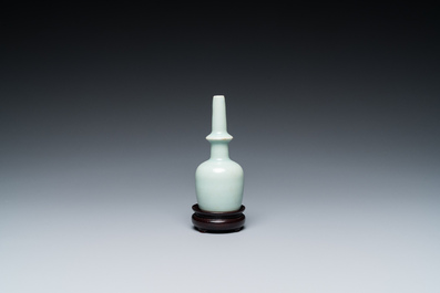 Vase miniature de type 'kundika' en porcelaine de Chine en c&eacute;ladon monochrome, Song/Yuan