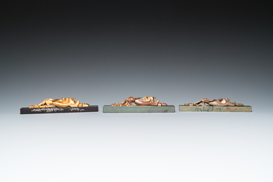 Drie Chinese Fuzhou of Foochow lakwerk scrollgewichten met draken, 19/20e eeuw