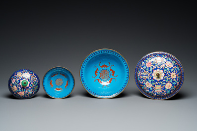 Deux bols couverts en &eacute;maux de Canton &agrave; fond bleu, Qianlong/Jiaqing