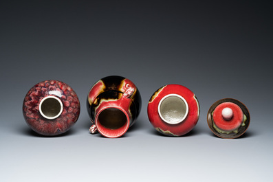 Trois vases en porcelaine de Chine &agrave; &eacute;mail flamb&eacute;, 19/20&egrave;me