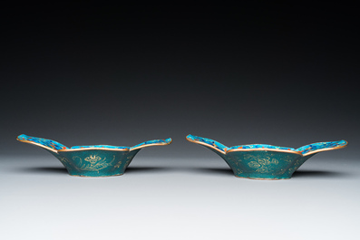 Une paire de bols et une coupe de forme carr&eacute;e en &eacute;maux de Canton, Chine, Qianlong/Jiaqing