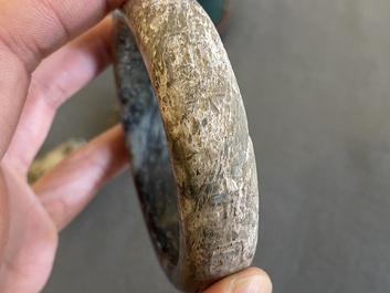 A Chinese jade brush pot, a bangle and two carvings, 19/20th C.