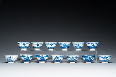 13 tasses et 10 soucoupes en porcelaine de Chine en bleu et blanc &agrave; d&eacute;cor d'une chasse aux lapins, marque de Qianlong, 19&egrave;me