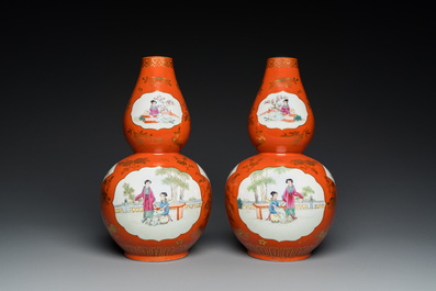 Paire de vases de forme double gourde en porcelaine de Chine famille rose, marque de Qianlong, R&eacute;publique