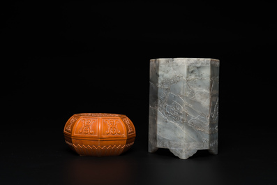 Een Chinees houten dekseldoosje en een penselenbeker in grijze jade, Republiek