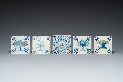 19 blauw-witte en polychrome Delftse tegels, 16/17e eeuw