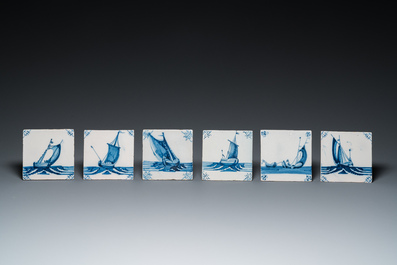 30 carreaux en fa&iuml;ence de Delft en bleu et blanc &agrave; d&eacute;cor de monstres marins et de navires, 18&egrave;me