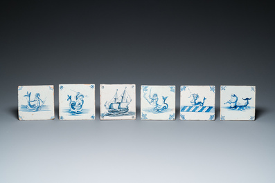 Six carreaux en fa&iuml;ence de Delft en bleu et blanc aux monstres marins et un bateau, 17&egrave;me