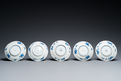 13 tasses et 10 soucoupes en porcelaine de Chine en bleu et blanc &agrave; d&eacute;cor d'une chasse aux lapins, marque de Qianlong, 19&egrave;me