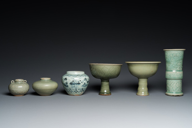 Drie Chinese celadon-geglazuurde vaasjes, twee stem cups en een blauw-wit vaasje, Ming