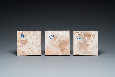 Trois carreaux en fa&iuml;ence polychrome de Delft aux m&eacute;daillons d'aigrettes, Haarlem, 17&egrave;me