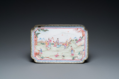 Deux plateaux de forme rectangulaire en &eacute;maux de Canton, Yongzheng/Qianlong