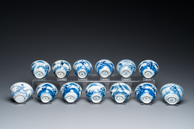 13 tasses et 10 soucoupes en porcelaine de Chine en bleu et blanc &agrave; d&eacute;cor d'une chasse aux lapins, marque de Qianlong, 19&egrave;me