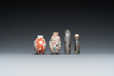 Quatre tabati&egrave;res en porcelaine de Chine famille rose et en verre peint &agrave; l'int&eacute;rieur, 19/20&egrave;me