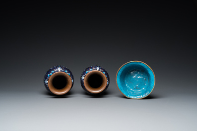 A pair of Chinese cloisonn&eacute; vases, a large covered box and a bowl, 19/20th C.