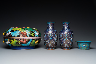 A pair of Chinese cloisonn&eacute; vases, a large covered box and a bowl, 19/20th C.