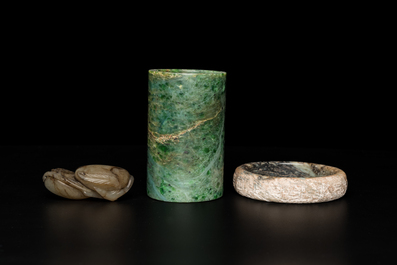 A Chinese jade brush pot, a bangle and two carvings, 19/20th C.