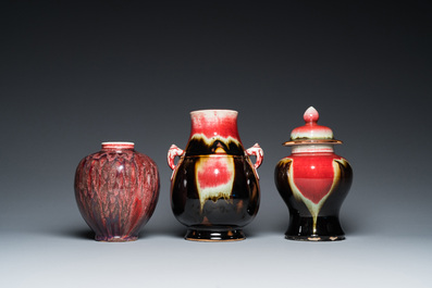 Trois vases en porcelaine de Chine &agrave; &eacute;mail flamb&eacute;, 19/20&egrave;me