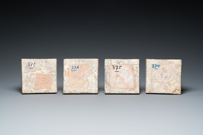 Quatre carreaux de petit format en fa&iuml;ence polychrome de Delft &agrave; d&eacute;cor de raisins et de grenades, 1&egrave;re moiti&eacute; du 17&egrave;me