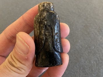 Een Chinese grijs-zwarte jade figuratieve sculptuur, Han Dynastie