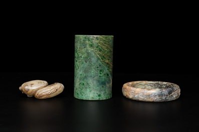 A Chinese jade brush pot, a bangle and two carvings, 19/20th C.