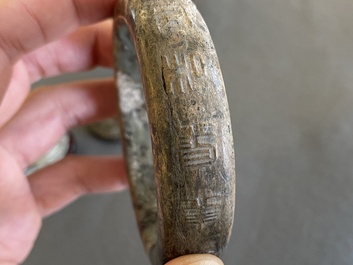 A Chinese jade brush pot, a bangle and two carvings, 19/20th C.