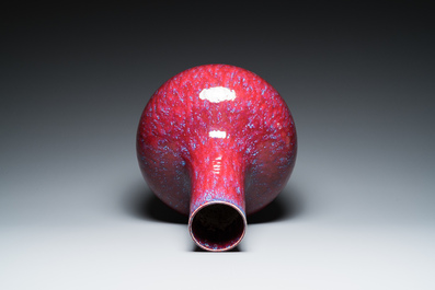 Een grote Chinese flesvormige vaas met flamb&eacute;-glazuur, 19/20e eeuw
