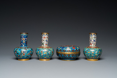 Drie Chinese cloisonn&eacute; vazen en een dekseldoos, 19/20e eeuw