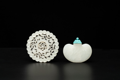 A Chinese jade snuff bottle and a reticulated medallion, Qing