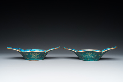 Une paire de bols et une coupe de forme carr&eacute;e en &eacute;maux de Canton, Chine, Qianlong/Jiaqing