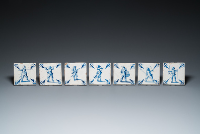 39 diverse blauw-witte Delftse tegels, 17e eeuw en later