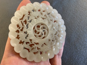 Een Chinese jade snuiffles en een opengewerkt medaillon, Qing