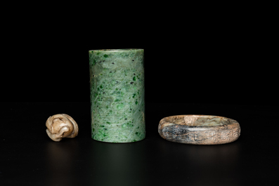 A Chinese jade brush pot, a bangle and two carvings, 19/20th C.