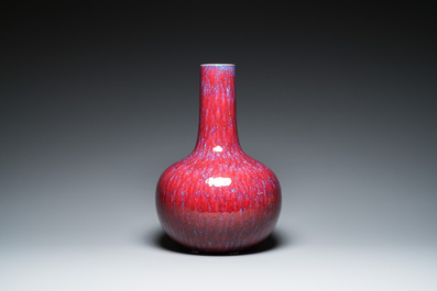 Grand vase de forme bouteille en porcelaine de Chine &agrave; &eacute;mail flamb&eacute;, 19/20&egrave;me