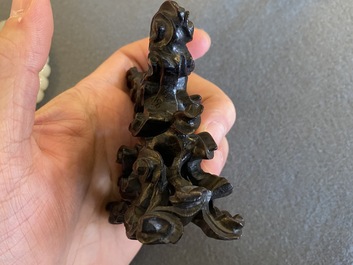 Een Chinese jade snuiffles en een opengewerkt medaillon, Qing