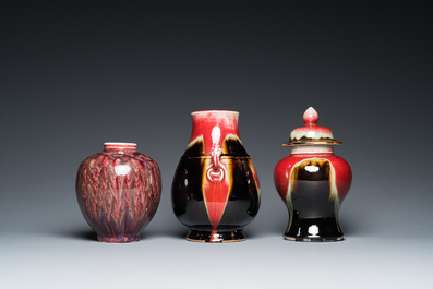 Trois vases en porcelaine de Chine &agrave; &eacute;mail flamb&eacute;, 19/20&egrave;me