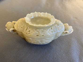 A Chinese reticulated jade bowl and cover, 19/20th C.