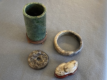 Un pot &agrave; pinceaux, un bracelet et deux sculptures en jade, Chine, 19/20&egrave;me