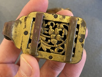 Boucle en bronze dor&eacute; et agate, Chine, fin Ming/d&eacute;but Qing