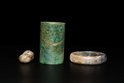 A Chinese jade brush pot, a bangle and two carvings, 19/20th C.