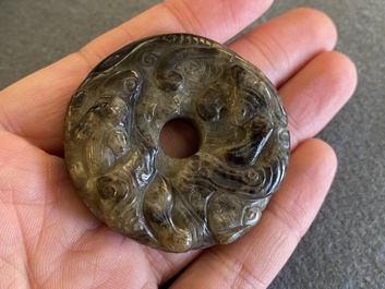 Un pot &agrave; pinceaux, un bracelet et deux sculptures en jade, Chine, 19/20&egrave;me