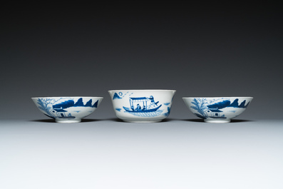 Drie Chinese blauw-witte 'Bleu de Hue' kommen en twee borden voor de Vietnamese markt, 19e eeuw