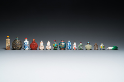 15 tabati&egrave;res en porcelaine, pierres dures, verre et autre, Chine, 19/20&egrave;me