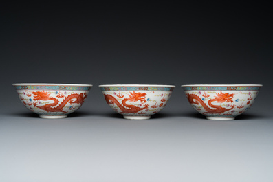 Drie Chinese famille rose 'draken' kommen, Qianlong merk, 19/20e eeuw