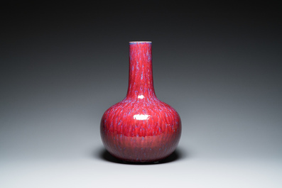 Grand vase de forme bouteille en porcelaine de Chine &agrave; &eacute;mail flamb&eacute;, 19/20&egrave;me