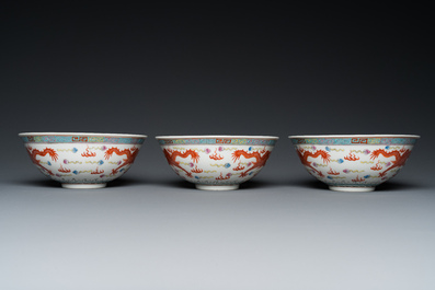 Drie Chinese famille rose 'draken' kommen, Qianlong merk, 19/20e eeuw