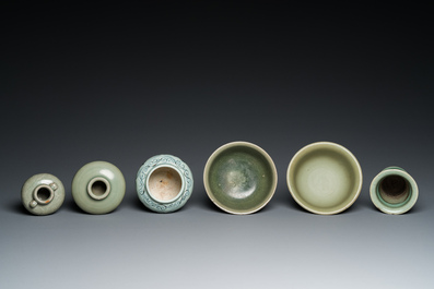 Drie Chinese celadon-geglazuurde vaasjes, twee stem cups en een blauw-wit vaasje, Ming